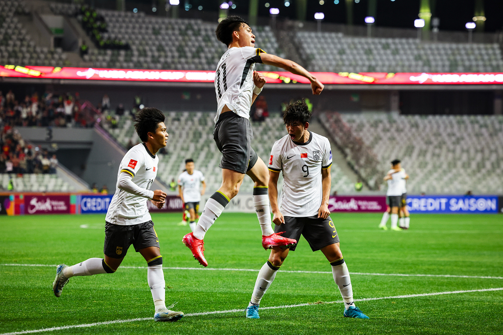 全面壓制！國青半場控球率高達7成，射門比9-3，造對方3張黃牌