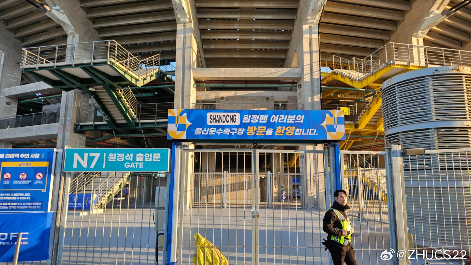  博主：蔚山現(xiàn)場工作人員、轉(zhuǎn)播車、安保在準(zhǔn)備撤場，場外一片安靜
