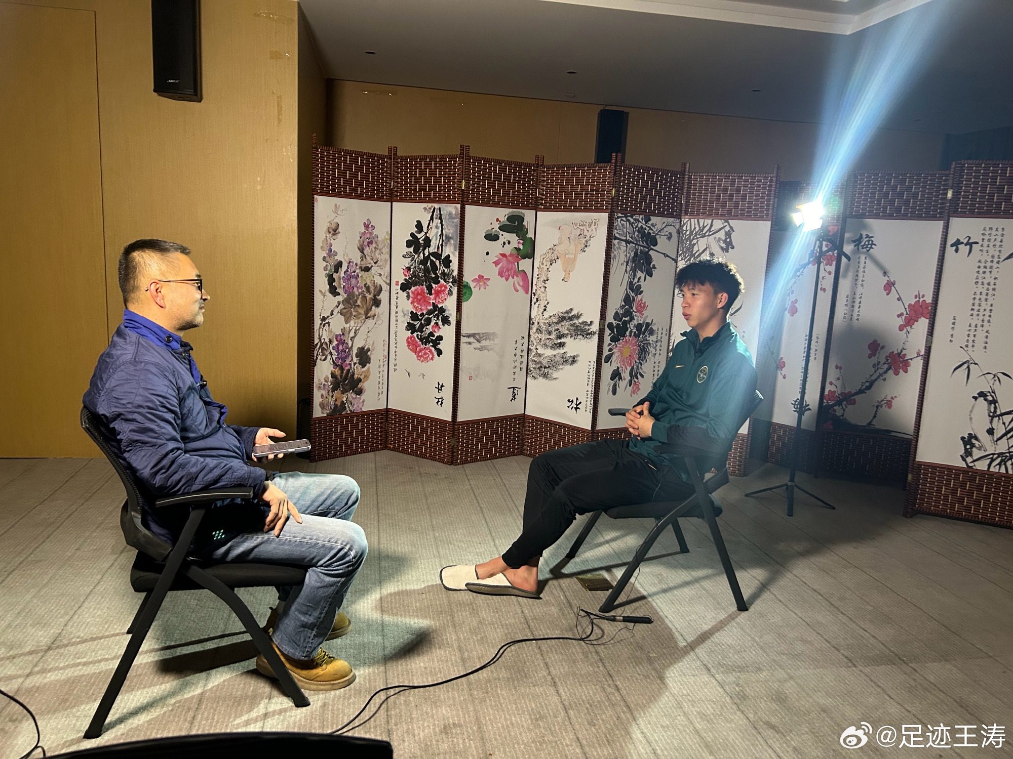  記者：王鈺棟視韋世豪為偶像&想加他微信，現(xiàn)進(jìn)了國(guó)足不知加到?jīng)]