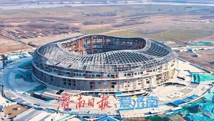  魯媒：戴上1.6萬噸“鋼鐵巨冠”，黃河體育中心球場完成屋蓋施工