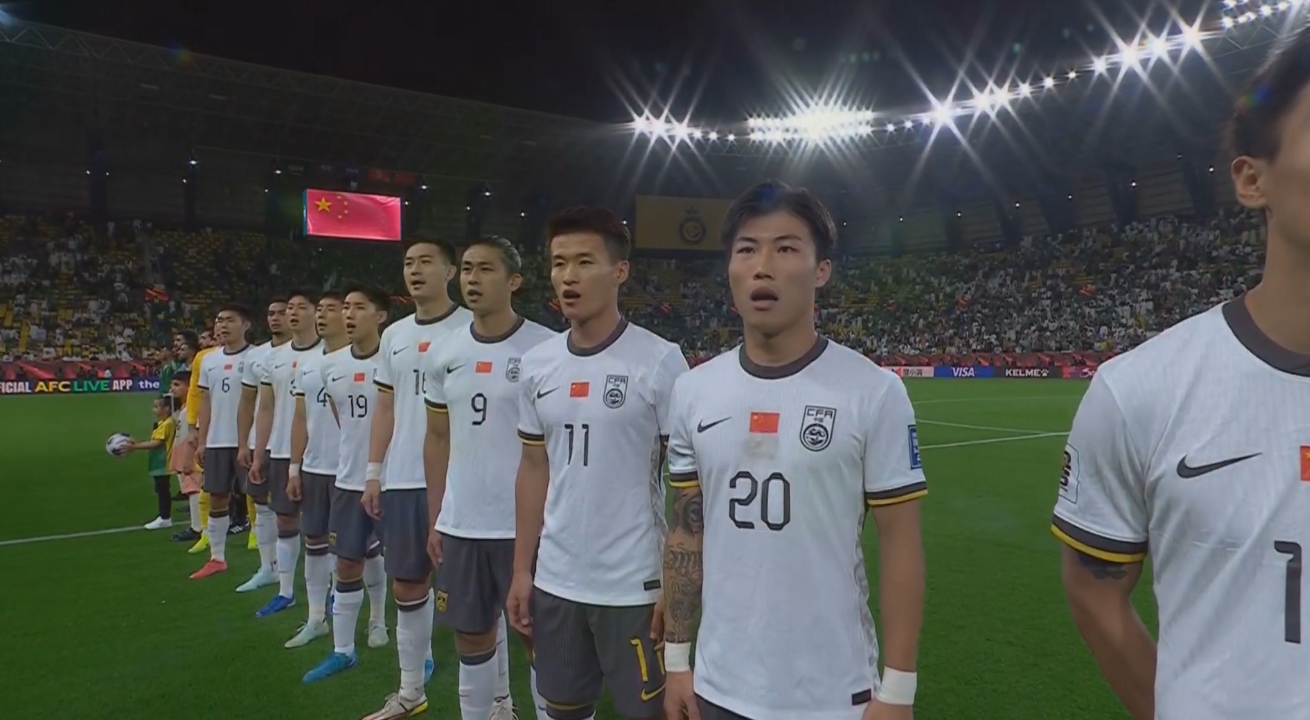  大戰(zhàn)一觸即發(fā)！賽前國(guó)歌儀式，國(guó)足首發(fā)11人高唱國(guó)歌
