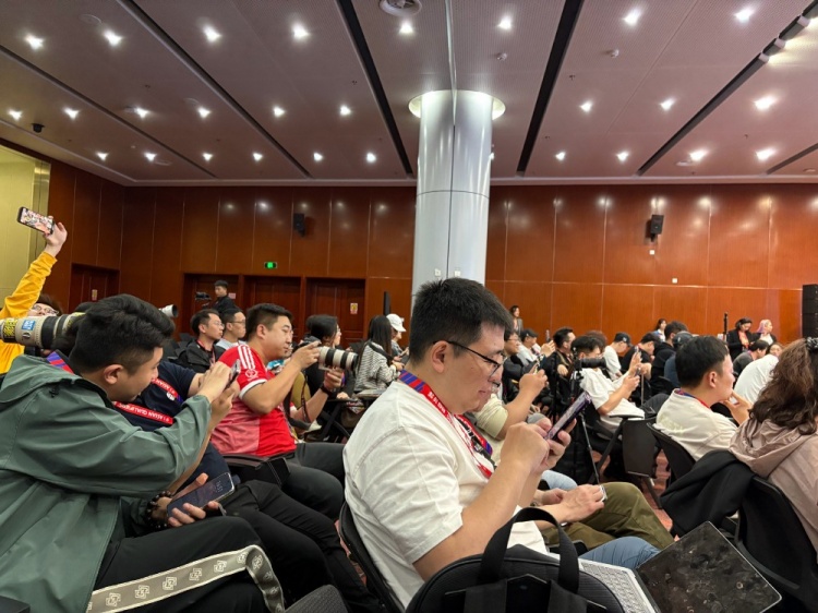  萬眾矚目！記者擠滿國足賽前新聞發(fā)布廳，賽場記者預(yù)計超300人