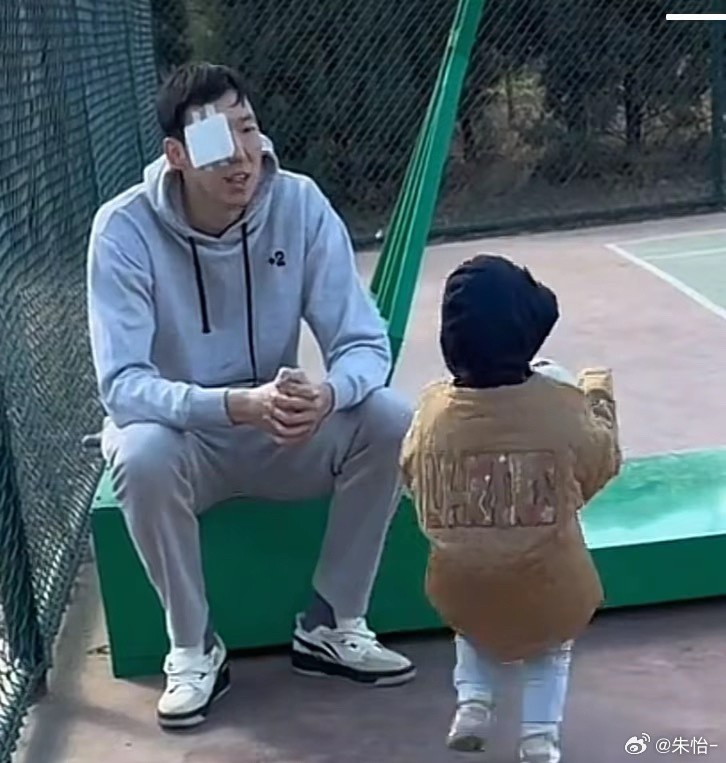  顧家好男人！記者曬出周琦手術后回歸家庭帶娃照片