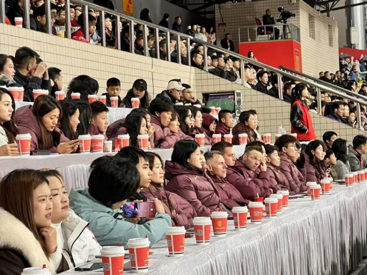  北青體育：中國女足現(xiàn)身中甲賽場，觀看重慶銅梁龍vs遼寧鐵人