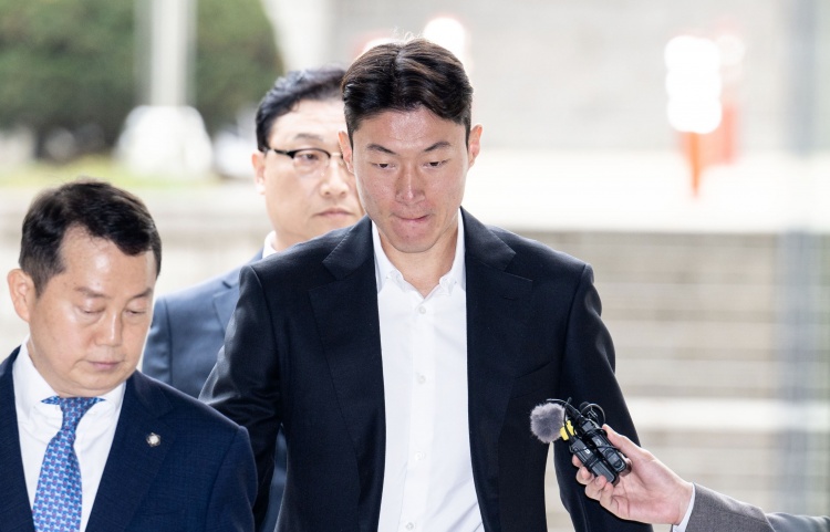  韓國(guó)國(guó)腳黃義助非法拍攝不雅視頻，一審被判有期徒刑1年緩刑2年！